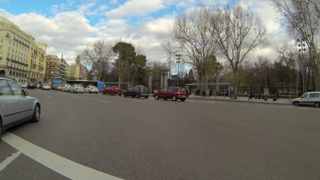 葡萄牙，马德里，在天空的映衬下，汽车在城市道路上行驶视频素材