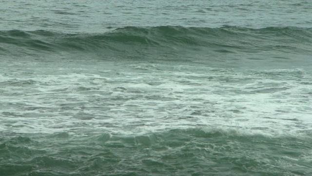 高角度封锁拍摄的海浪在海上撞击-阿鲁甘湾，斯里兰卡视频素材