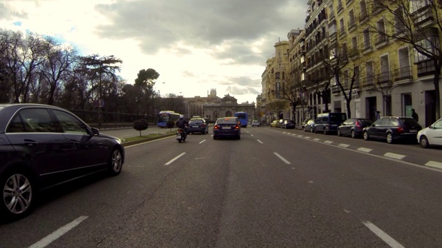 葡萄牙首都马德里，天空映衬着城市建筑，车辆在道路上行驶视频素材