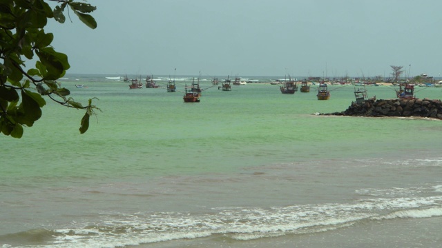 斯里兰卡阿鲁甘湾，封锁拍摄船只靠岸时，海浪对着天空移动视频素材