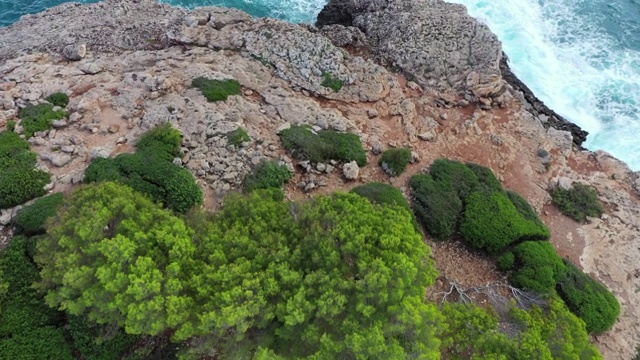 航拍游客在海滩享受度假胜地，无人机飞过建筑的海上-卡勒斯德马略卡，西班牙视频素材