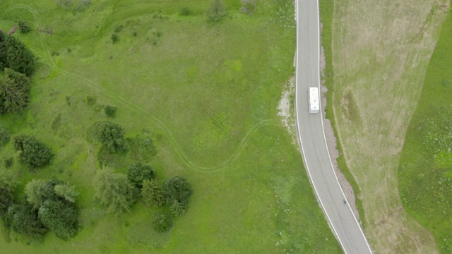 空中俯视图拍摄的公路上的绿色植物，无人机飞过公路上的景观- Dolomites，意大利视频素材