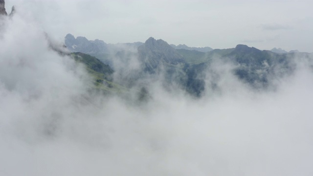 空中拍摄的云对天空山，无人机向前飞行的景观-白云石，意大利视频素材