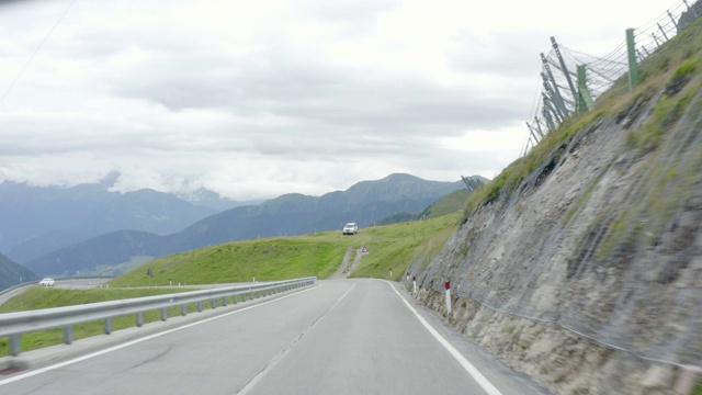 航拍:意大利Dolomites山上蜿蜒的道路上的车辆视频素材