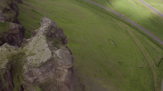 鸟瞰图岩石山和道路上美丽的绿色景观-冰岛西南部，冰岛视频素材