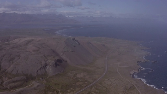 航拍的云在道路上的景观由海洋-西南冰岛，冰岛视频素材