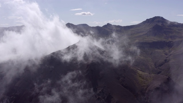 空中拍摄的云在风景优美的山脉上空-冰岛西南部，冰岛视频素材