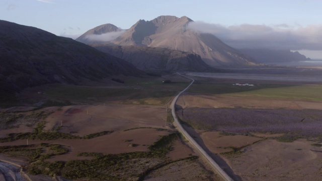 航拍的道路在风景向山脉-西南冰岛，冰岛视频素材