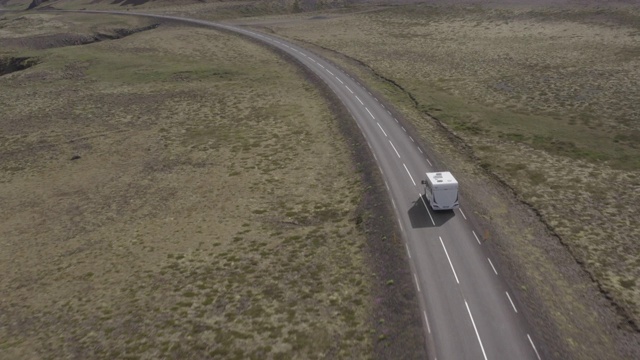 航拍露营车在风景中的道路上-冰岛西南部，冰岛视频素材