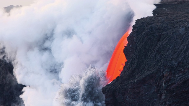 Kīlauea火山的熔岩流入海洋视频素材