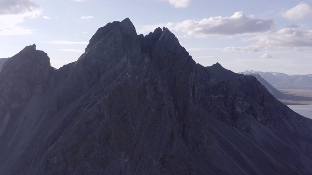 空中平移拍摄的风景壮丽的山脉对天空，无人机从左到右飞行的景观-冰岛西南部，冰岛视频素材