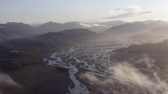 航拍美丽的云在河三角洲的风景-西南冰岛，冰岛视频素材