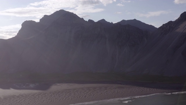 空中平移拍摄美丽的山脉海滩对天空-冰岛西南部，冰岛视频素材