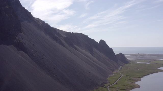 空中平移拍摄的风景优美的山脉在海上对天空-冰岛西南部，冰岛视频素材