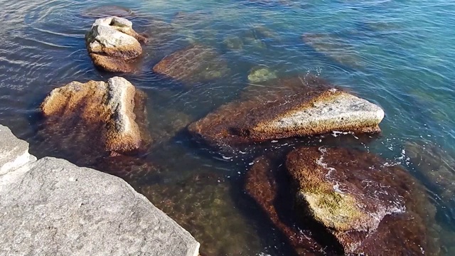 多岩石的海岸。视频素材