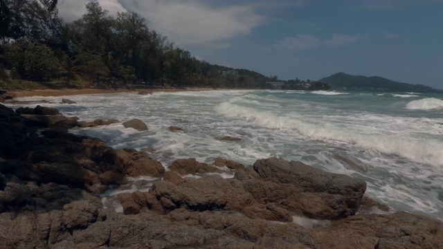 暴风雨的大海和多岩石的海岸视频下载