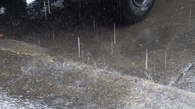 大雨中的汽车视频素材