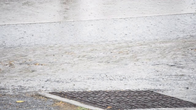 大雨中的汽车视频素材