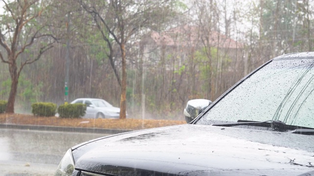 大雨中的汽车视频素材