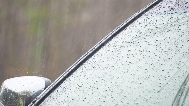 大雨中的汽车视频素材