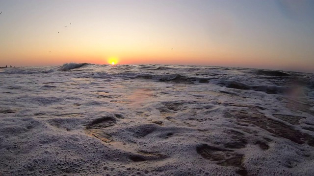 日落，日出，在海上破晓。水和海浪的海洋景观视频素材