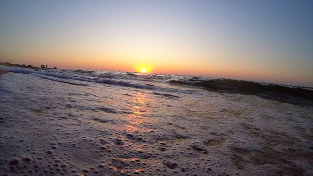 日落，日出，在海上破晓。水和海浪的海洋景观视频素材