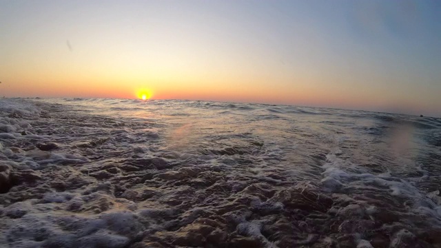 日落，日出，在海上破晓。水和海浪的海洋景观视频素材