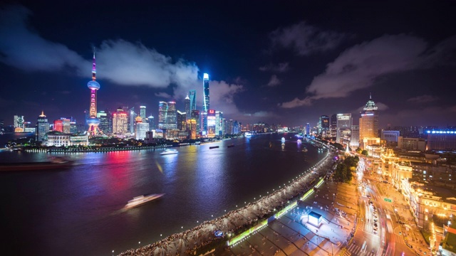 俯瞰上海地标黄浦江和国际外滩夜景视频素材