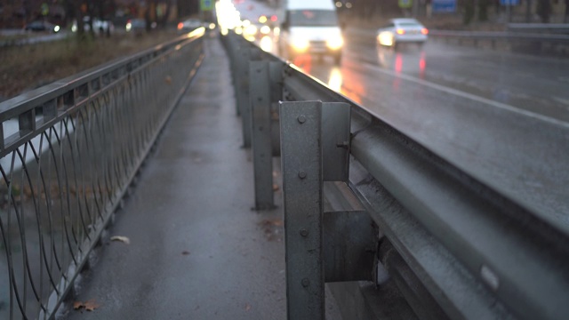 阴雨天高速公路上的交通。辛菲罗波尔市的一条旁道。视频素材