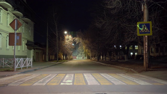 秋天夜晚，辛菲罗波尔空荡荡的街道上挂满了路灯。视频素材