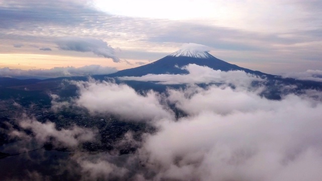 航拍富士山上空的云彩和天空日出时间，山川町视频素材