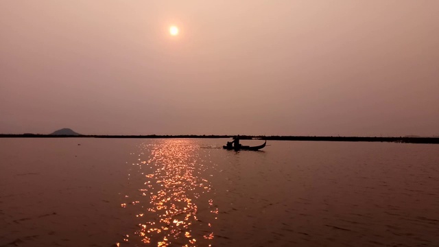 Bueng Borapet上的渔船与日出视频素材