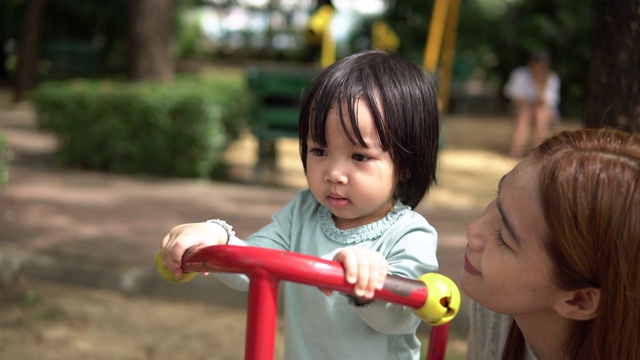 亚细亚母女在户外操场上玩耍视频素材