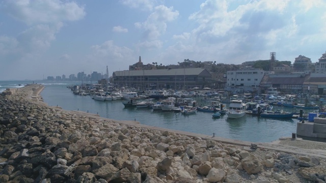 鸟瞰图以上滨海湾港口与船只和游艇停泊或停泊。地中海旅游以特拉维夫·雅法为背景拍摄视频素材