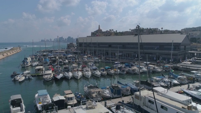 鸟瞰图以上滨海湾港口与船只和游艇停泊或停泊。地中海旅游以特拉维夫·雅法为背景拍摄视频素材