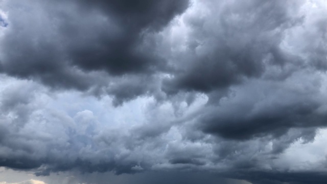 乌云在下雨前移动，气候变化视频素材