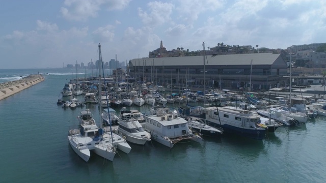 鸟瞰图以上滨海湾港口与船只和游艇停泊或停泊。地中海旅游以特拉维夫·雅法为背景拍摄视频素材