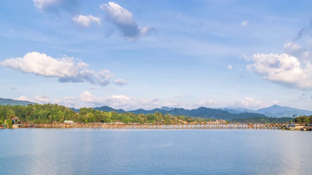 泰国北碧府(Kanchanaburi)， sonalia河上的monbridge，全国最长的木桥和桑赫拉布里(Sangkhlaburi)大坝上的水库;缩小-时间流逝视频素材