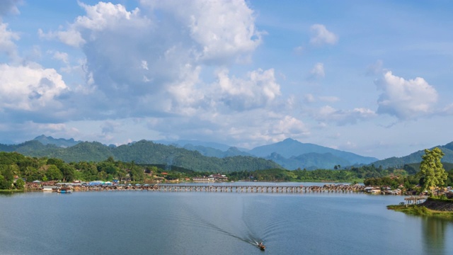 泰国北碧府(Kanchanaburi)， sonalia河上的monbridge，全国最长的木桥和桑赫拉布里(Sangkhlaburi)大坝上的水库;放大-时间流逝视频素材