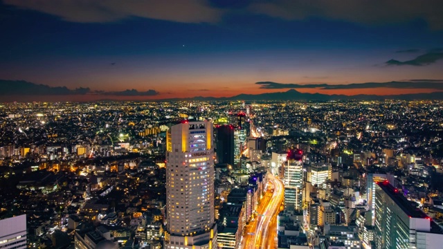 一个日落时间的全景城市城市景观在东京高角度广角拍摄视频素材