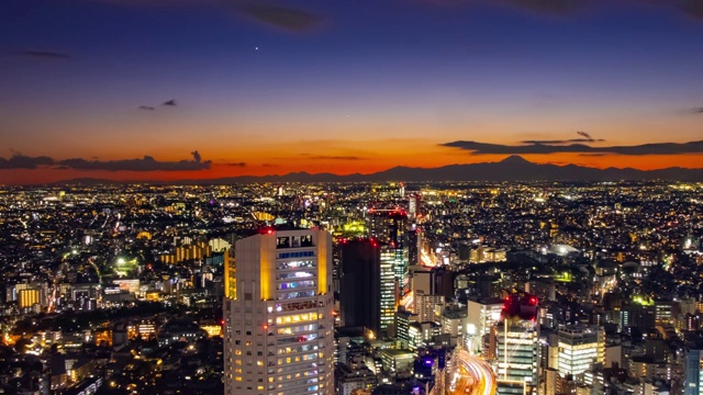 一个日落时间的全景城市城市景观在东京高角度广角拍摄视频素材