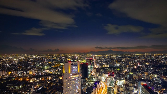 一个日落时间的全景城市城市景观在东京高角度广角拍摄视频素材