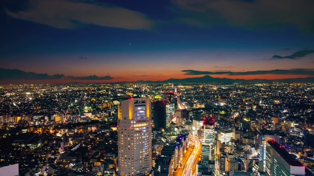 一个日落时间的全景城市城市景观在东京高角度广角拍摄视频素材