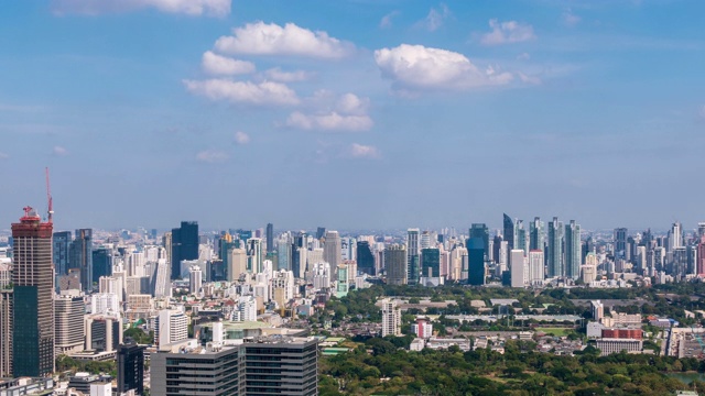 曼谷商业区市中心上方的阿索克地区，与云越过建筑物和摩天大楼，放大-时间流逝视频素材