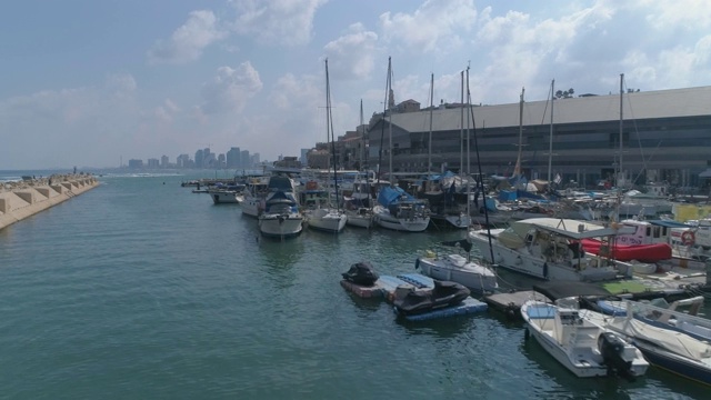 鸟瞰图以上滨海湾港口与船只和游艇停泊或停泊。地中海旅游以特拉维夫·雅法为背景拍摄视频素材