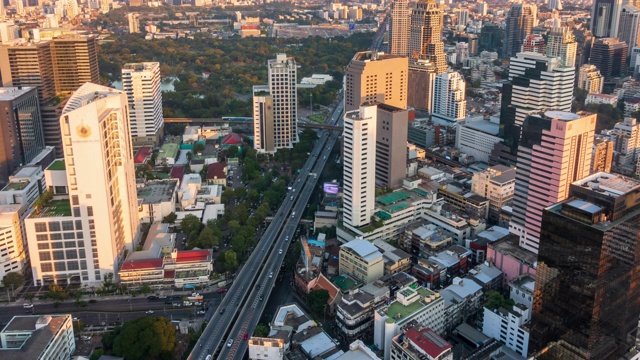 曼谷商业区市中心上方的Silom区，高楼大厦林立，从早到晚，缩小画面——时光流逝视频素材