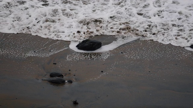 海浪拍打着海岸视频素材