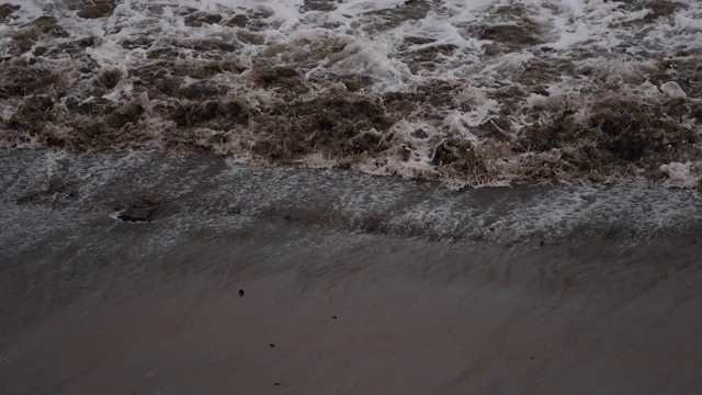 海浪拍打着海岸视频素材