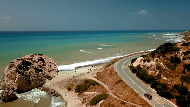 鸟瞰图飞过海滩附近的道路和地中海海岸在帕福斯塞浦路斯视频素材