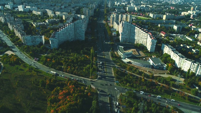 空中时间流逝的城市与繁忙的街道。4 k视频素材